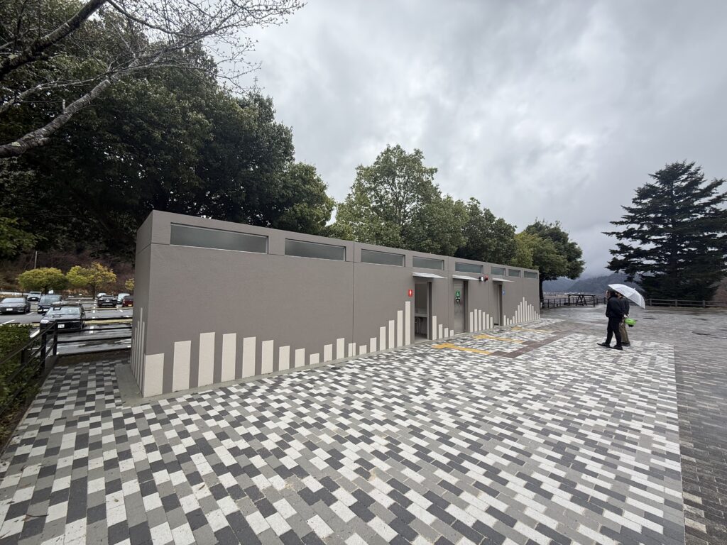 既存サイトに掲載された鳥居原公衆トイレの外観